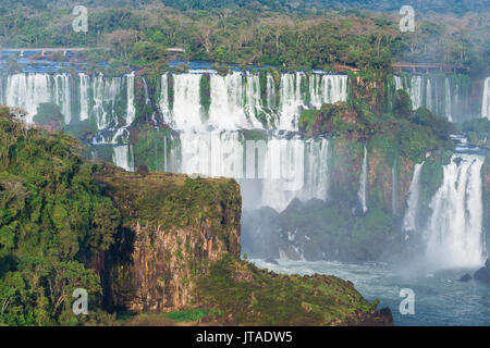 Vista delle Cascate di Iguassù dal lato Brasiliano, Sito Patrimonio Mondiale dell'UNESCO, di Foz do Iguacu, Stato di Parana, Brasile, Sud America Foto Stock
