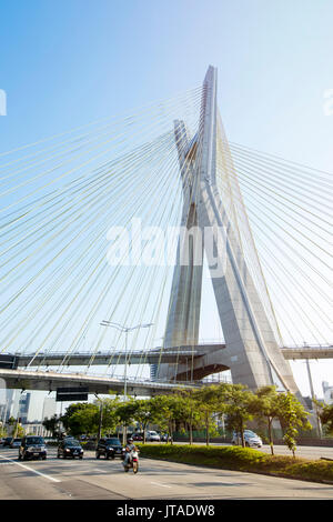 Octavio Frias de Oliveira Bridge da Joao Valente Filho nel quartiere Brooklin di Sao Paulo, Brasile, Sud America Foto Stock