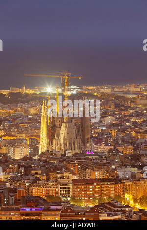 Lo skyline di Barcellona con la Sagrada Familia, dall architetto Antonio Gaudì, Sito Patrimonio Mondiale dell'UNESCO, Barcellona, in Catalogna, Spagna, Europa Foto Stock