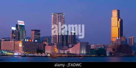 Il museo dello spazio, lo Star Ferry e la torre dell orologio, Kowloon skyline, Victoria Harbour, Hong Kong, Cina. Foto Stock