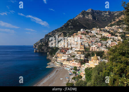 Vista in elevazione della cittadina di Positano, la chiesa e la spiaggia in primavera, Costiera Amalfitana, Sito Patrimonio Mondiale dell'UNESCO, Campania, Italia, Europa Foto Stock