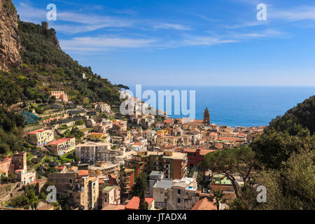 Amalfi e Torre dello Ziro, vista in elevazione dalla molla Pontonein, Costiera Amalfitana, Sito Patrimonio Mondiale dell'UNESCO, Campania, Italia, Europa Foto Stock