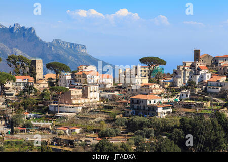 Ravello, sostenuta da montagne e mare, vista in elevazione da Scala, Costiera Amalfitana, Sito Patrimonio Mondiale dell'UNESCO, Campania, Italia, Europa Foto Stock