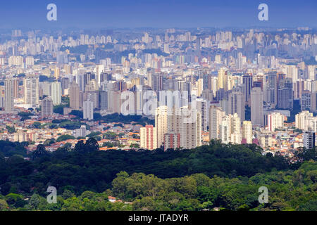 Vista di Sao Paulo City da Serra da Cantareira parco statale, Sao Paulo, Brasile, Sud America Foto Stock