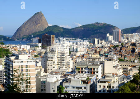Vista di una favela con il Pan di Zucchero in background, Rio de Janeiro, Brasile, Sud America Foto Stock