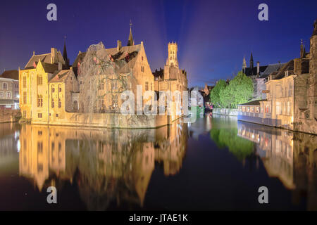 Il campanile medievale e gli edifici storici si riflette nel canale di Rozenhoedkaai di notte, Sito Patrimonio Mondiale dell'UNESCO, Bruges, Fiandre Occidentali, Belgio, Euro Foto Stock