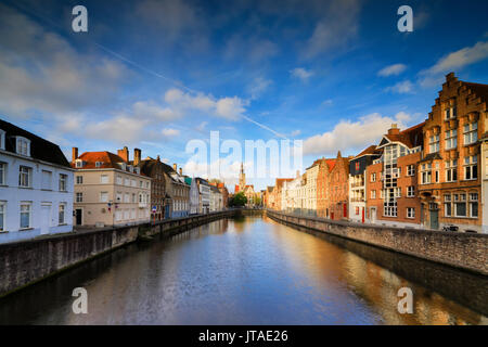 Il cielo luminoso all'alba su edifici storici e le case del centro città si riflette nel canale di Bruges, Fiandre Occidentali, Belgio, Europa Foto Stock