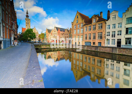 Il cielo luminoso all'alba su edifici storici e le case del centro città si riflette nel canale di Bruges, Fiandre Occidentali, Belgio, Europa Foto Stock