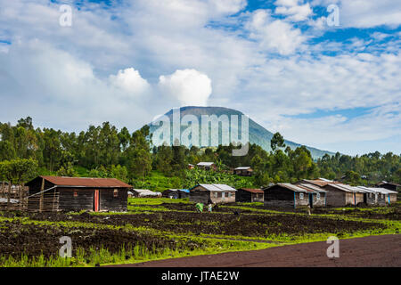 Vulcano Nyiragongo che si profila dietro la città di Goma, nella Repubblica democratica del Congo, Africa Foto Stock