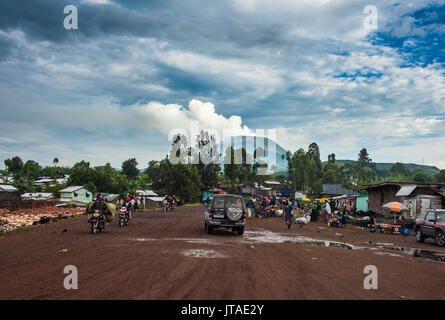 Vulcano Nyiragongo che si profila dietro la città di Goma, nella Repubblica democratica del Congo, Africa Foto Stock