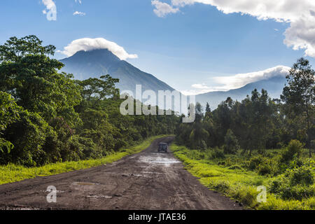 La montagna vulcanica di catena del Parco nazionale di Virunga, Sito Patrimonio Mondiale dell'UNESCO, Repubblica Democratica del Congo, Africa Foto Stock