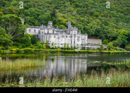 Kylemore Abbey sul Pollacapall Lough, Parco Nazionale del Connemara, nella contea di Galway, Connacht, Repubblica di Irlanda, Europa Foto Stock