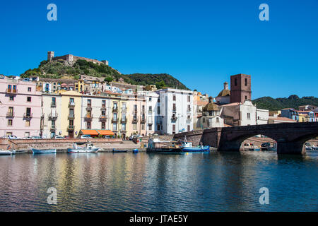 Il Comune di Bosa sul fiume Temo, Sardegna, Italia, Europa Foto Stock