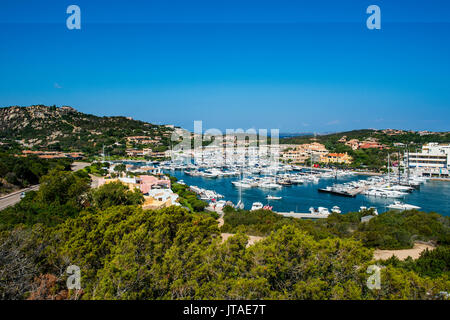 La baia di Porto Cervo e la Costa Smeralda, Sardegna, Italia, Mediterraneo, Europa Foto Stock