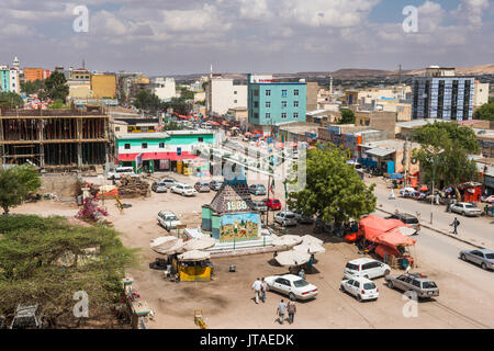 Vista su Hargeisa con un vecchio aereo MIG nel centro, il Somaliland e la Somalia, Africa Foto Stock