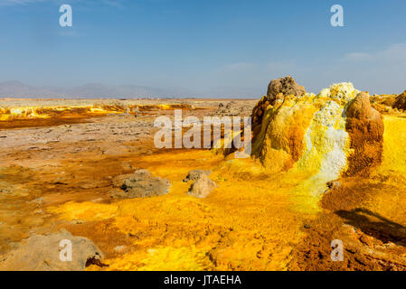 Molle colorate di acido in Dallol, luogo più caldo della terra, Danakil depressione, Etiopia, Africa Foto Stock