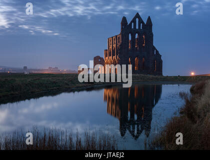 Whitby Abbey arroccato sulle scogliere sopra Whitby e ispirazione per Dram Stoker's Dracula, North Yorkshire, Inghilterra Foto Stock