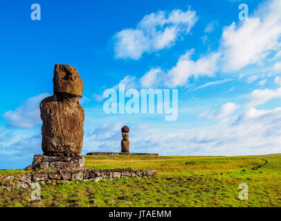 Moais in Tahai complesso archeologico, Parco Nazionale di Rapa Nui, Patrimonio dell'Umanità dell'UNESCO, Isola di Pasqua, Cile Foto Stock