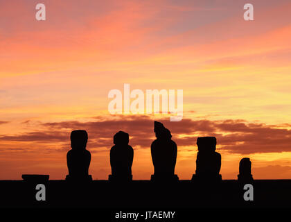 Moais in Ahu Vai Uri al tramonto, Tahai complesso archeologico, Parco Nazionale di Rapa Nui, Sito Patrimonio Mondiale dell'UNESCO, l'isola di pasqua, Cile, Sud America Foto Stock