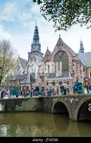 Oude Kerk, del XIII secolo e la chiesa più antica di Amsterdam, Paesi Bassi, Europa Foto Stock