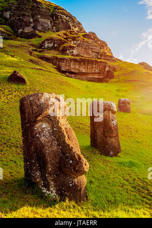 Moais alla cava sul pendio del vulcano Rano Raraku, Parco Nazionale di Rapa Nui, UNESCO, Isola di Pasqua, Cile Foto Stock