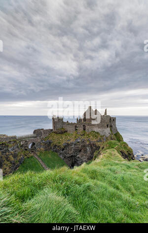 Dunluce Castle rovine, Bushmills, County Antrim, Ulster (Irlanda del Nord, Regno Unito, Europa Foto Stock