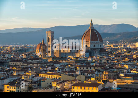 Tramonto sulla cattedrale di Santa Maria del Fiore (Duomo), il Sito Patrimonio Mondiale dell'UNESCO, Firenze, Toscana, Italia, Europa Foto Stock