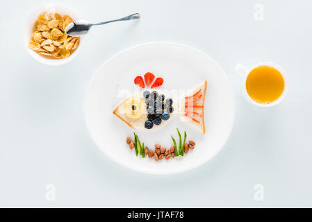 Vista superiore del sandwich divertenti in forma di pesce e di fiocchi di cereali per la prima colazione Foto Stock