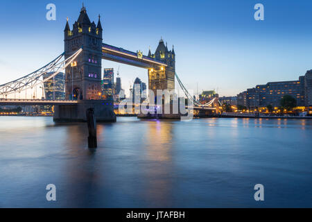 Il Tower Bridge e la City of London skyline da Butler's Wharf al crepuscolo, London, England, Regno Unito, Europa Foto Stock