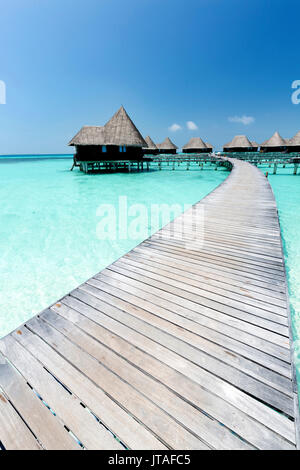 Over-ville sull'acqua e mare cristallino e cielo blu, Coco Palm Dhuni Kolhu, Baa Atoll, Repubblica delle Maldive, Oceano Indiano, Asia Foto Stock