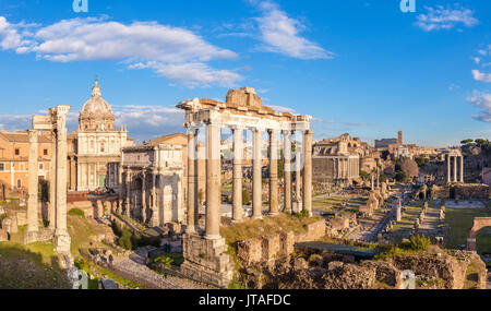 Le colonne del Tempio di Saturno e la panoramica dei rovinato Foro Romano, Sito Patrimonio Mondiale dell'UNESCO, Roma, Lazio, l'Italia, Europa Foto Stock
