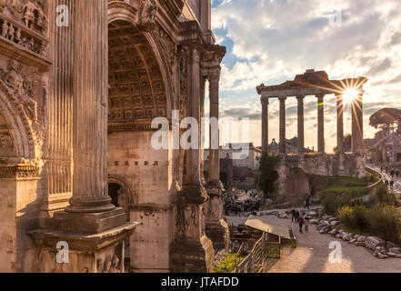 L'Arco di Settimio Severo e il Tempio di Saturno nel Foro Romano, Sito Patrimonio Mondiale dell'UNESCO, Roma, Lazio, l'Italia, Europa Foto Stock