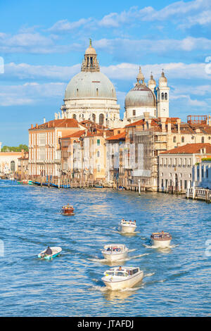 Vaporetti (taxi d'acqua) passando la grande chiesa di Santa Maria della Salute, sul Canal Grande, Venezia, UNESCO, Veneto, Italia Foto Stock