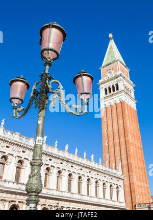 Torre del Campanile, veneziana tradizionale lampada posta, Piazzetta, Piazza San Marco, Venezia, Sito Patrimonio Mondiale dell'UNESCO, Veneto, Italia, Europa Foto Stock