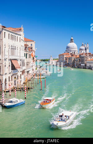 Vaporetti (taxi acquei) passando per Palazzo Barbaro e Santa Maria della Salute sul Canal Grande, Venezia, UNESCO, Italia Foto Stock