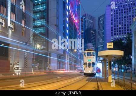 Il tram che passa la Bank of China edificio e HSBC Building, Central, Hong Kong, Cina, Asia Foto Stock