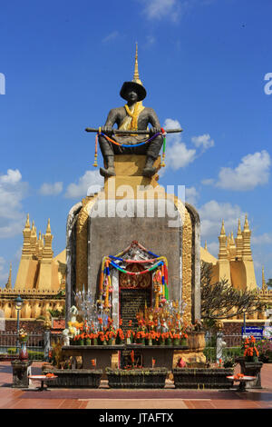 Statua di re Setthathirath, 1534-1571, Pha That Luang, Vientiane, Laos, Indocina, Asia sud-orientale, Asia Foto Stock