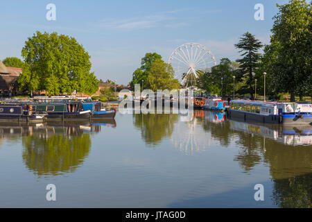 Il fiume Avon lunghe barche e ruota panoramica Ferris, Stratford upon Avon, Warwickshire, Inghilterra, Regno Unito, Europa Foto Stock