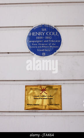 Londra REGNO UNITO - targa blu a Sir Henry Cole il primo Direttore del Victoria and Albert Museum che ha vissuto in quello che oggi è la sede dell' ambasciata di Oman in Cromwell Road fotografia scattata da Simon Dack Foto Stock