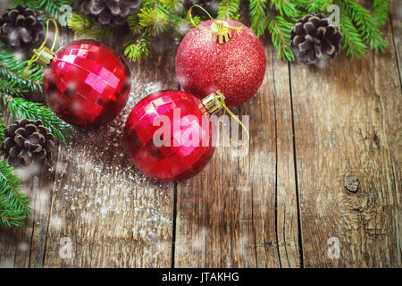 Decorazione di natale su sfondo di legno. Decorazioni su legno. Tonificazione vintage Foto Stock
