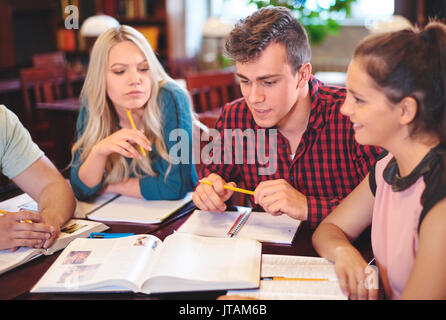 College gli studenti lavorano in gruppo Foto Stock