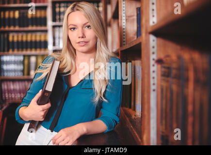 Pretty Woman in un college library Foto Stock