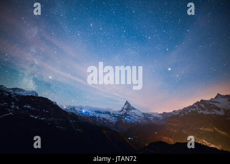 Notte stellata nelle Alpi, picco sul Cervino, Zermatt, Svizzera Foto Stock