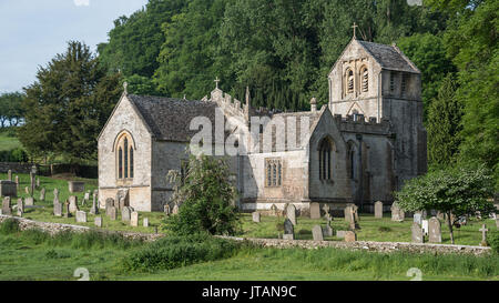 Un tipico paese di lingua inglese in scena con la vecchia chiesa del paese impostato nel cimitero circondato da campi e alberi Foto Stock