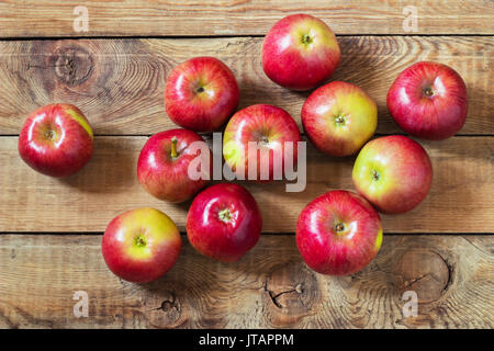 Una bella mele rosse su uno sfondo di legno Foto Stock