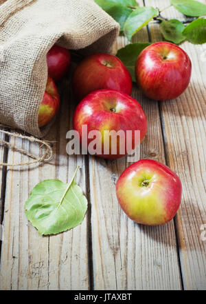 Mature mele rosse in un sacchetto sul vecchio sfondo di legno Foto Stock