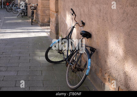 In bicicletta in Copenhagen Street, Copenhagen DANIMARCA Foto Stock