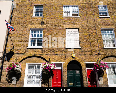 Eton High Street, edificio costruito nel 1812, Eton, Windsor, Berkshire, Inghilterra Foto Stock