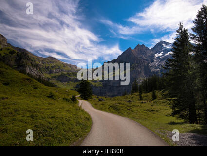 Il percorso nelle Alpi a Kandersteg Foto Stock