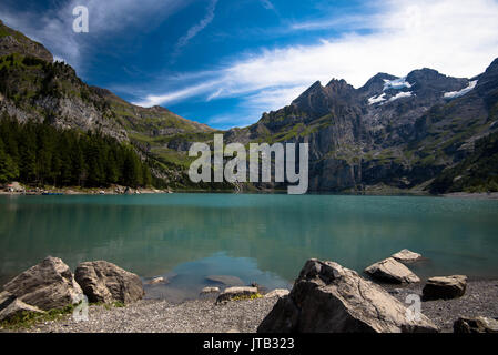 L'acqua chiara a lago Oeschinen a Kandersteg Foto Stock